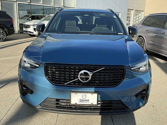 Certified 2025 Volvo XC40 B5 Plus AWD/4WD image 12