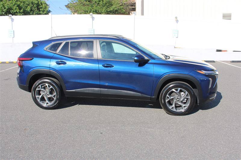 Used 2024 Chevrolet Trax LT w/ Driver Confidence Package FWD image 8