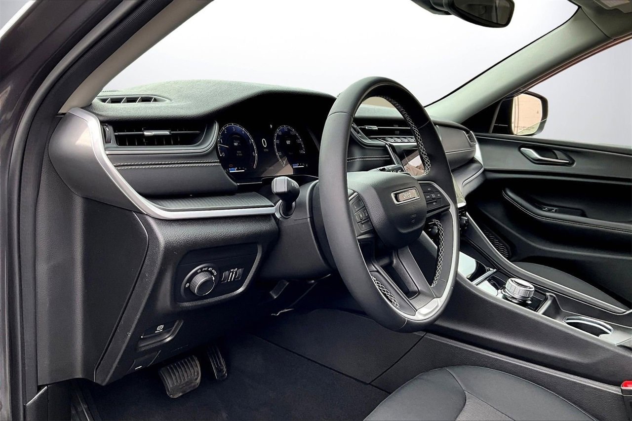 Certified 2024 Jeep Grand Cherokee Laredo X image 18