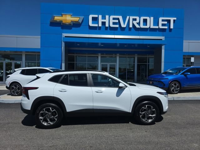 Used 2024 Chevrolet Trax LT FWD image 2