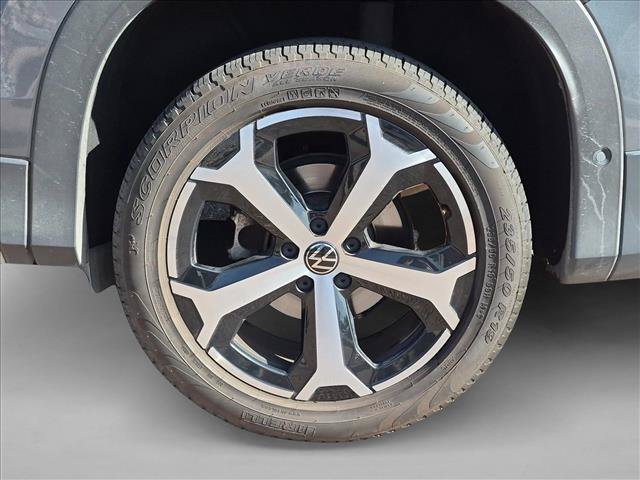 Used 2025 Volkswagen Tiguan SE AWD/4WD image 18