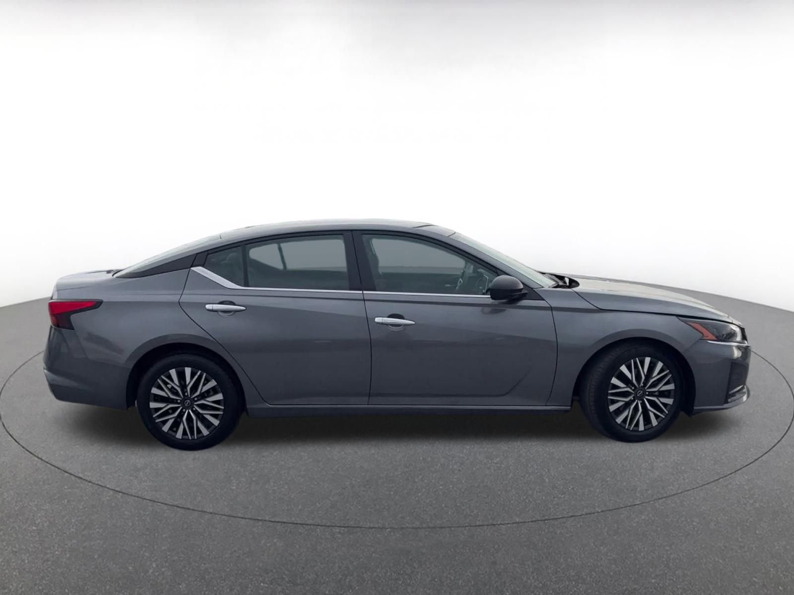 Used 2024 Nissan Altima 2.5 SV FWD image 16
