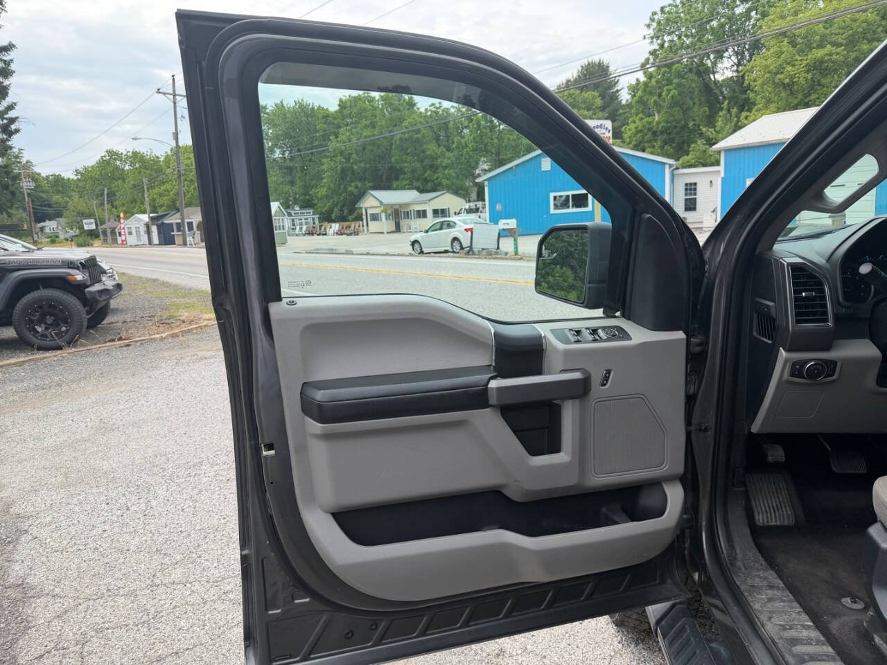Used 2017 Ford F150 XLT AWD/4WD image 9