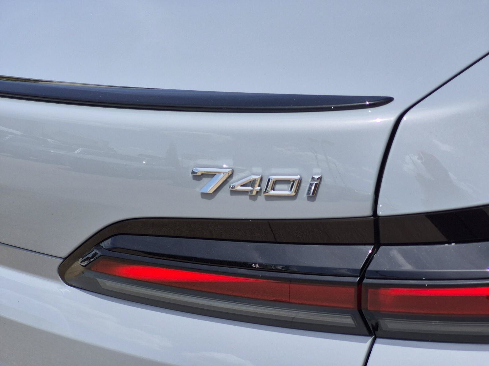 Certified 2025 BMW 740i w/ Premium Package RWD image 10