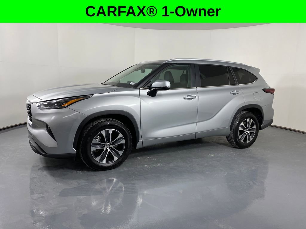 Used 2024 Toyota Highlander XLE image 3