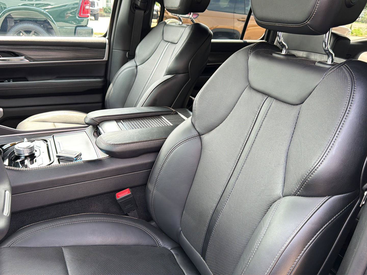 Used 2023 Jeep Wagoneer Series III w/ Preferred Equipment Group AWD/4WD image 16