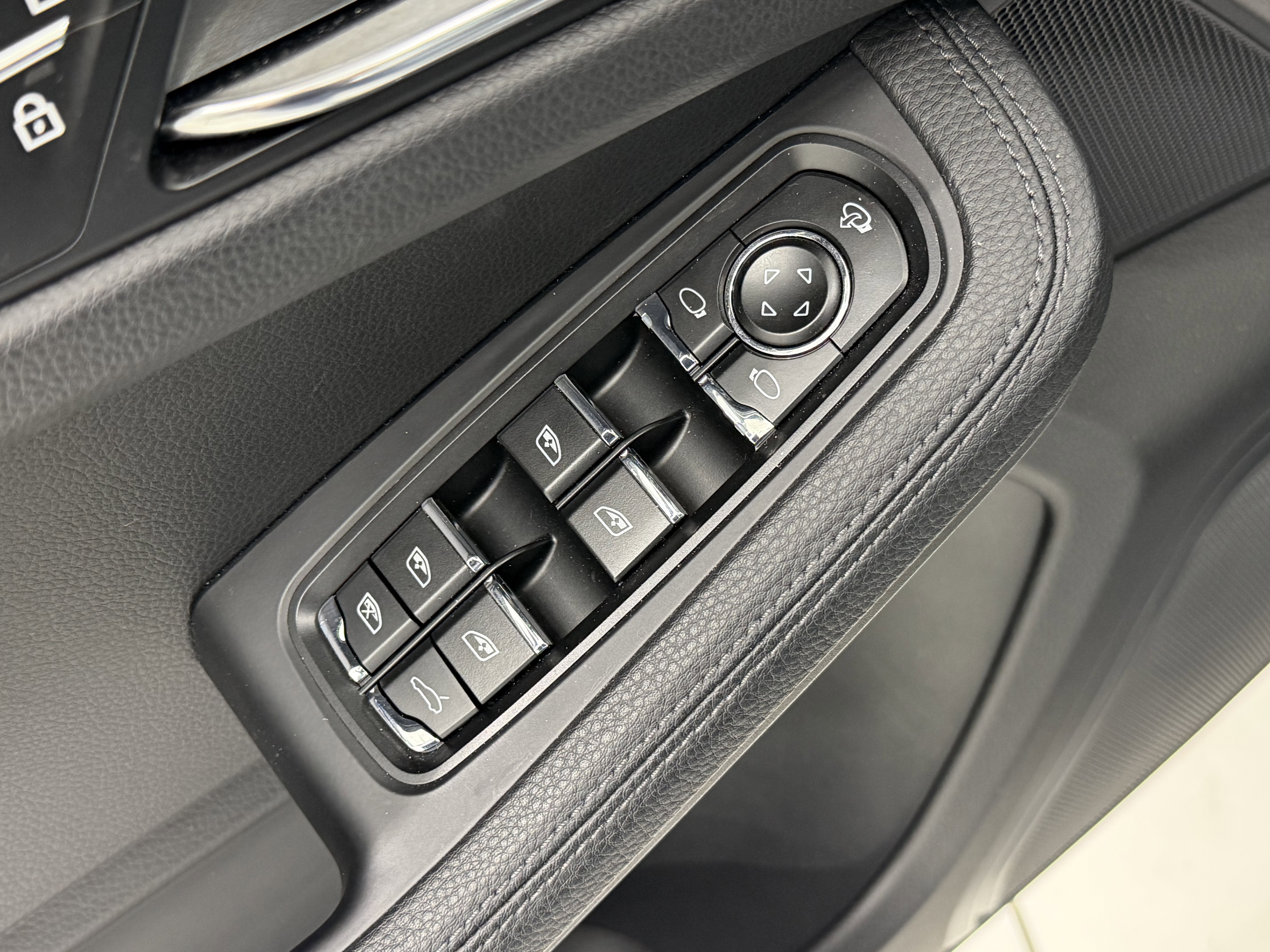 Certified 2025 Porsche Macan image 26