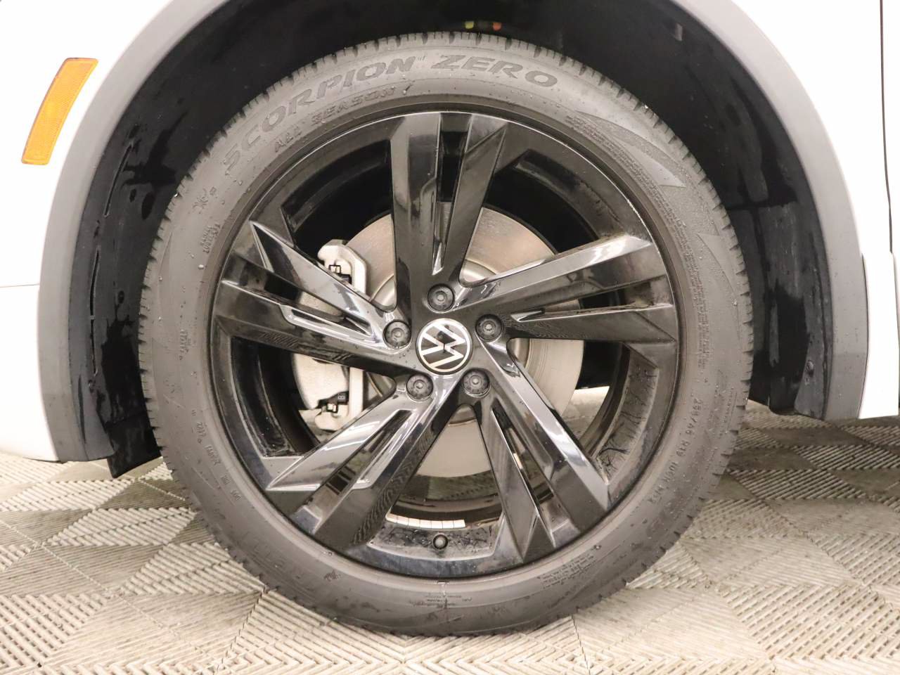 Used 2023 Volkswagen Tiguan SE R-Line FWD image 6