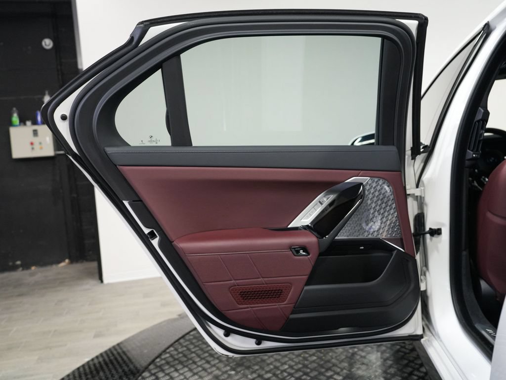 Used 2023 BMW i7 xDrive60 AWD/4WD image 13