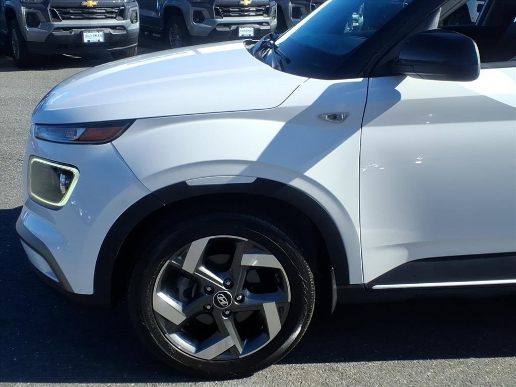 Used 2023 Hyundai Venue Limited image 6