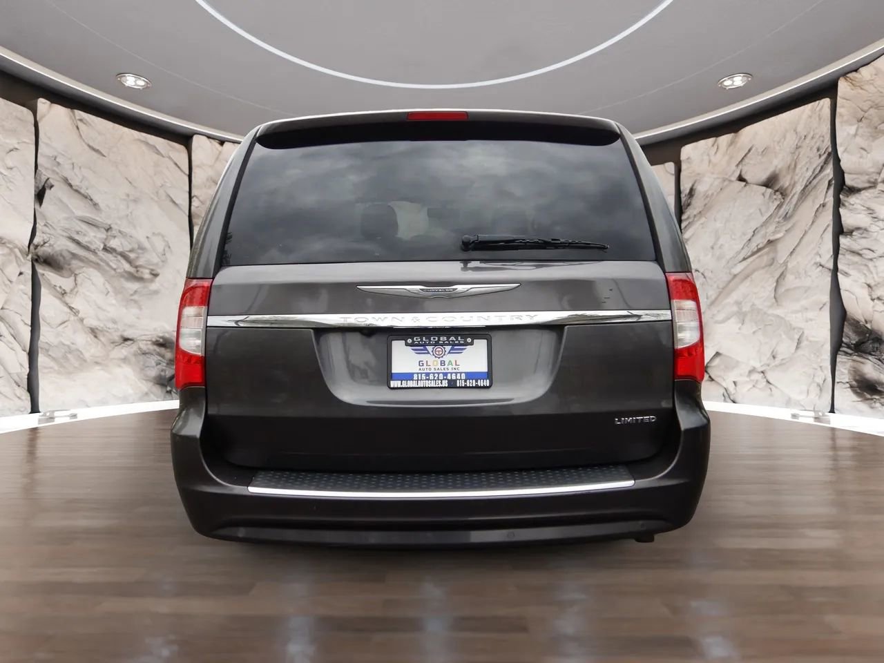 Used 2016 Chrysler Town & Country Limited FWD image 7