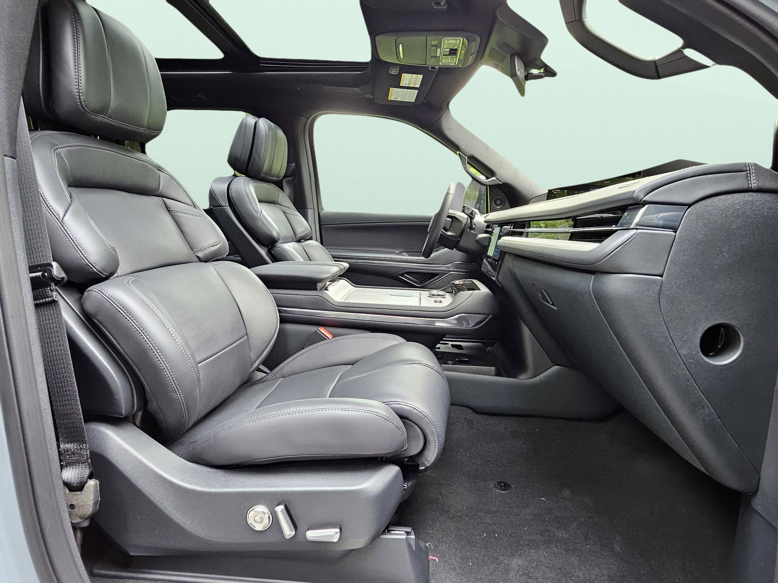 New 2025 Lincoln Navigator L Reserve w/ Jet Appearance Package image 14