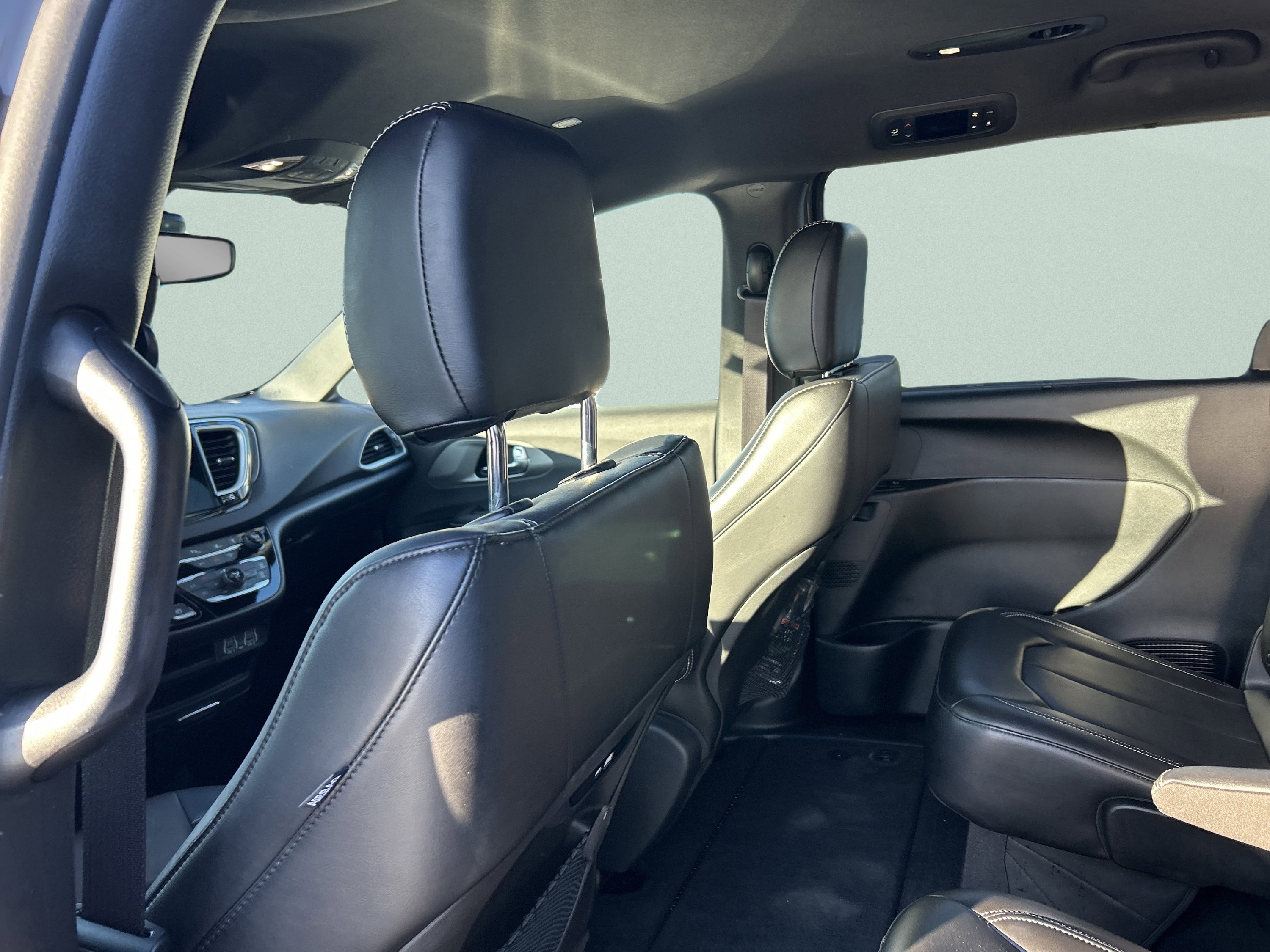 Used 2025 Chrysler Pacifica Select image 16