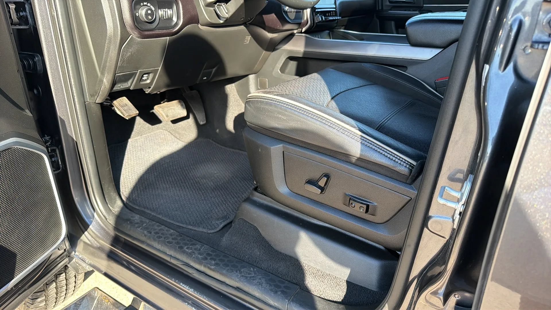 Used 2023 RAM 3500 Laramie AWD/4WD image 92