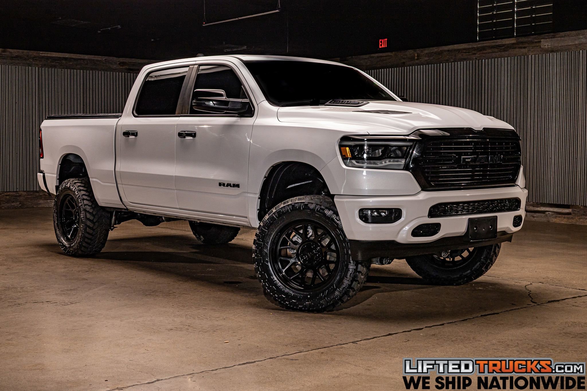 Used 2024 RAM 1500 Laramie AWD/4WD image 1