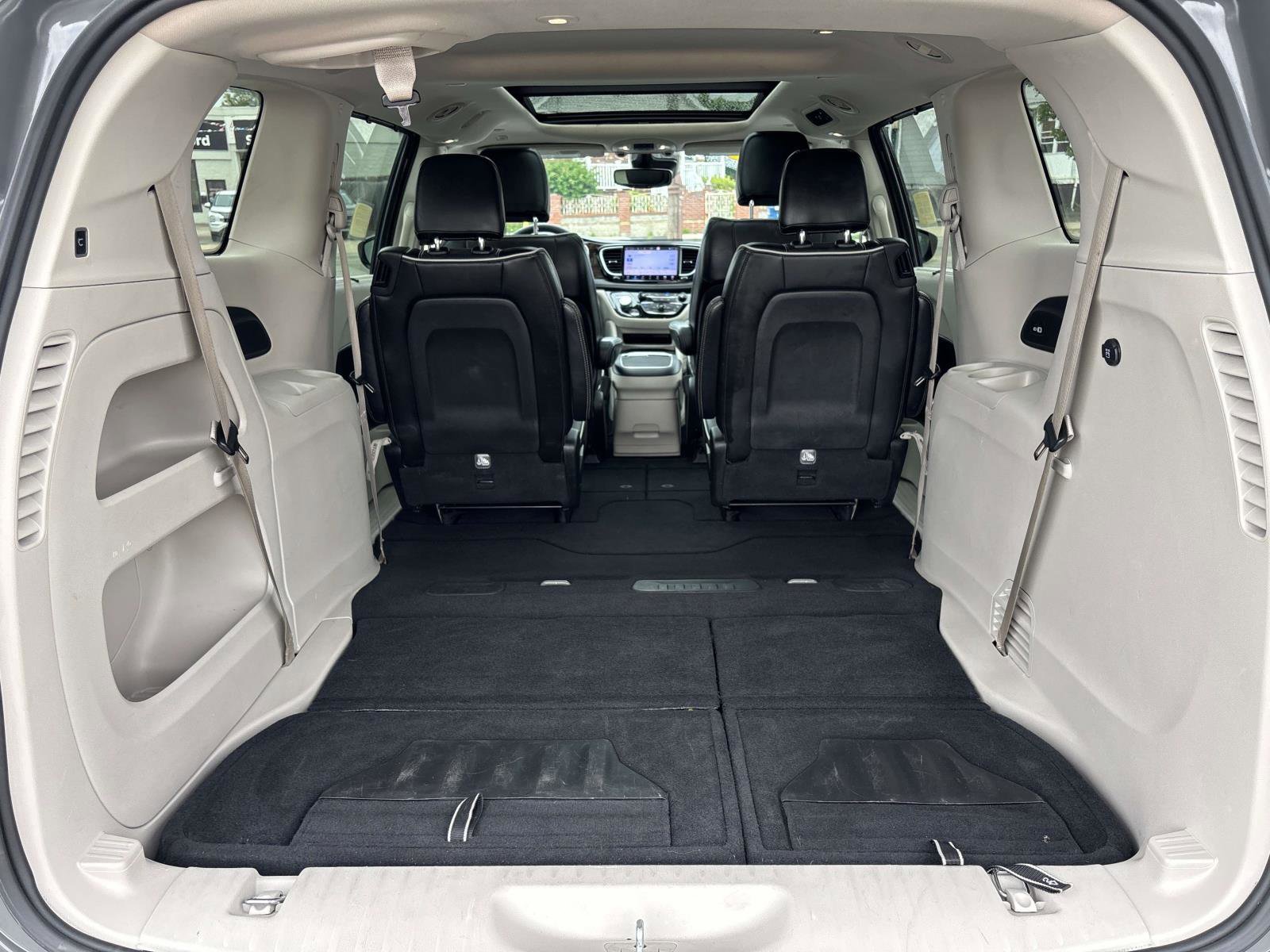 Used 2023 Chrysler Pacifica Limited image 17