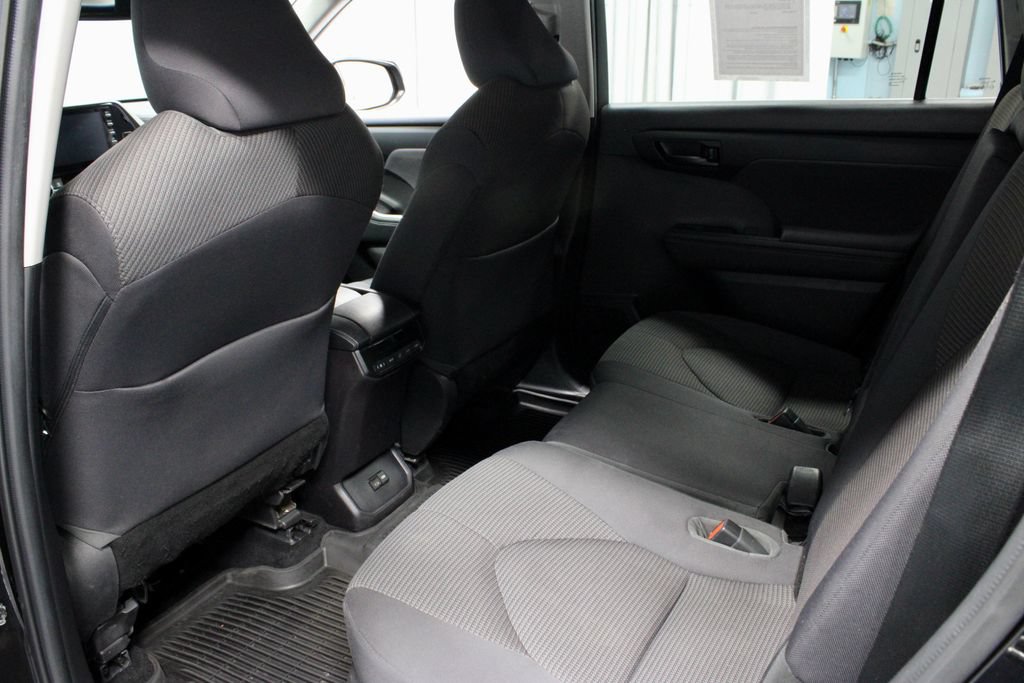 Used 2022 Toyota Highlander LE AWD/4WD image 20