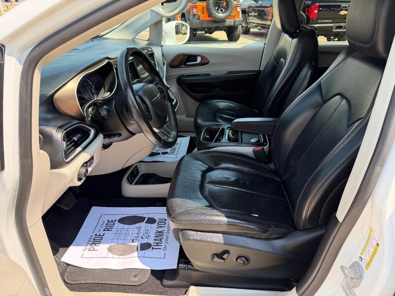 Used 2018 Chrysler Pacifica Touring-L FWD image 11