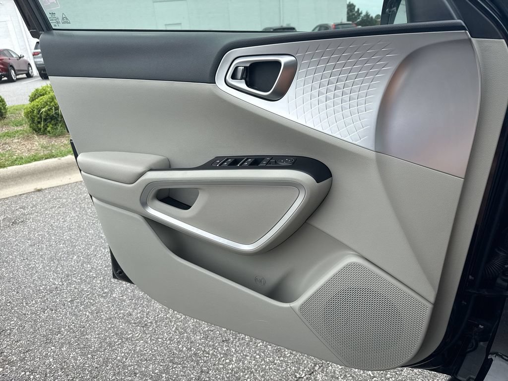 Used 2022 Kia Soul LX FWD image 18