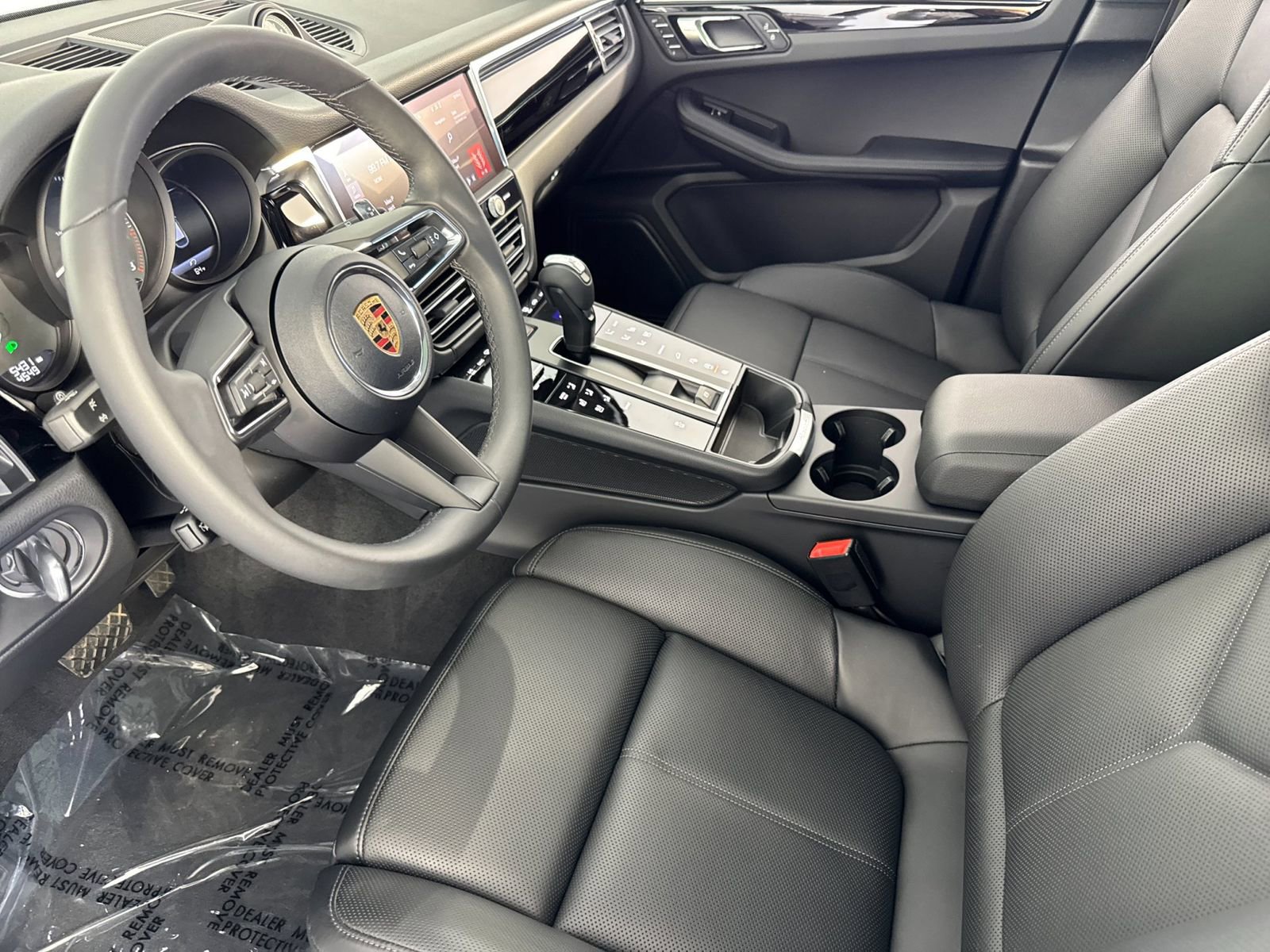 Certified 2025 Porsche Macan AWD/4WD image 4