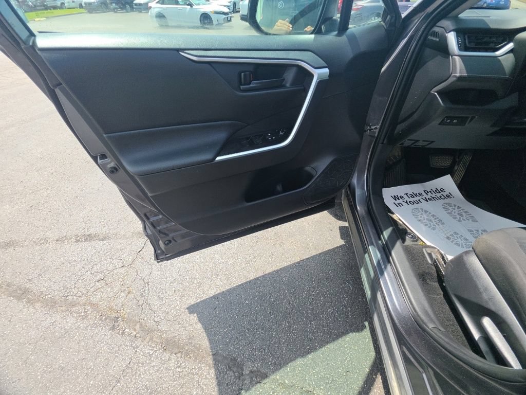 Used 2021 Toyota RAV4 LE FWD image 13