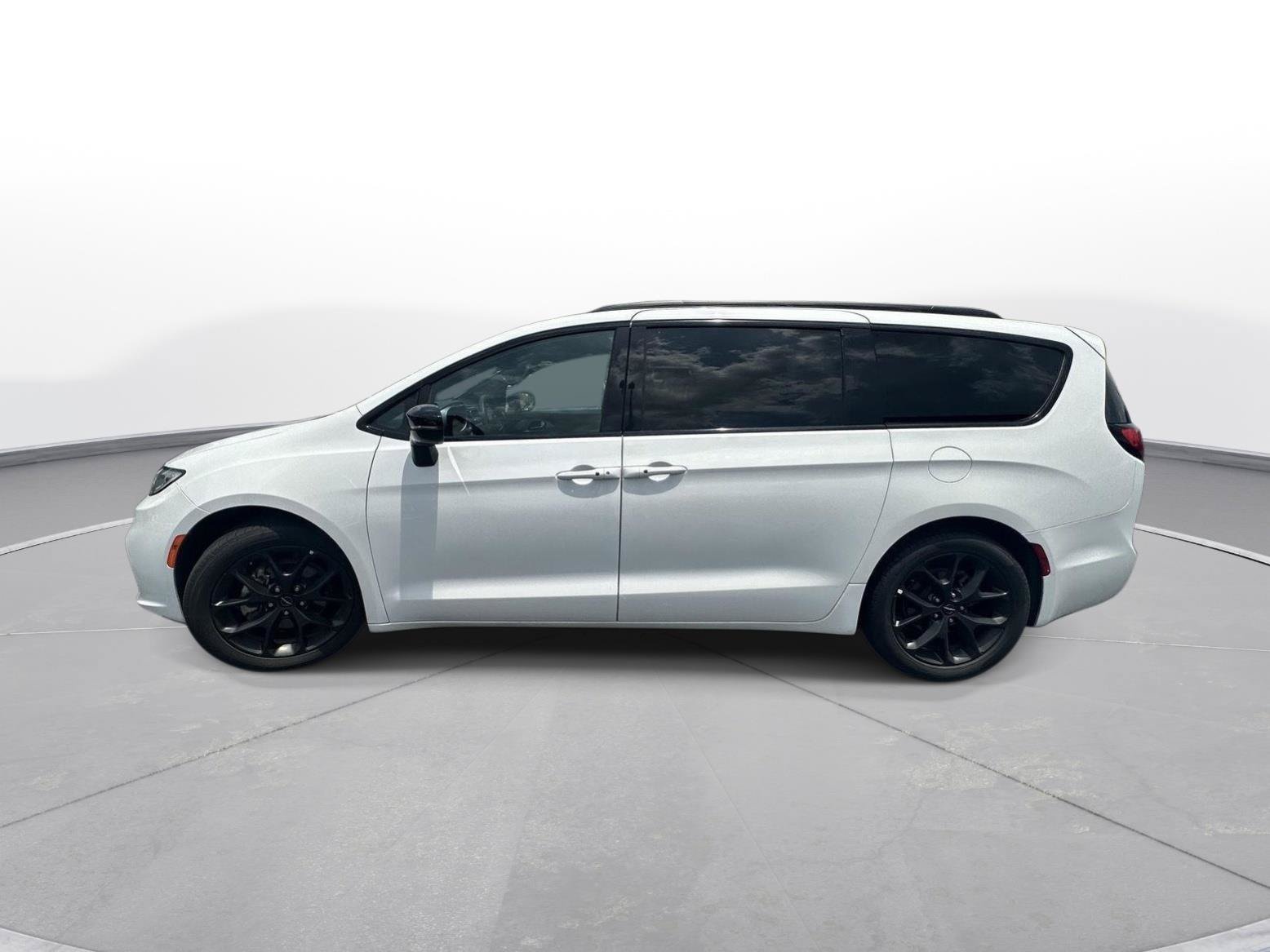 Used 2025 Chrysler Pacifica Limited FWD image 8