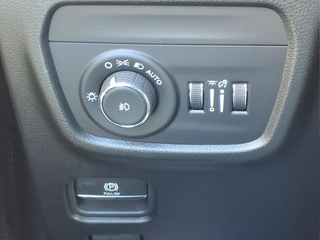 Used 2025 Jeep Grand Cherokee Limited w/ Luxury Tech Group II image 28