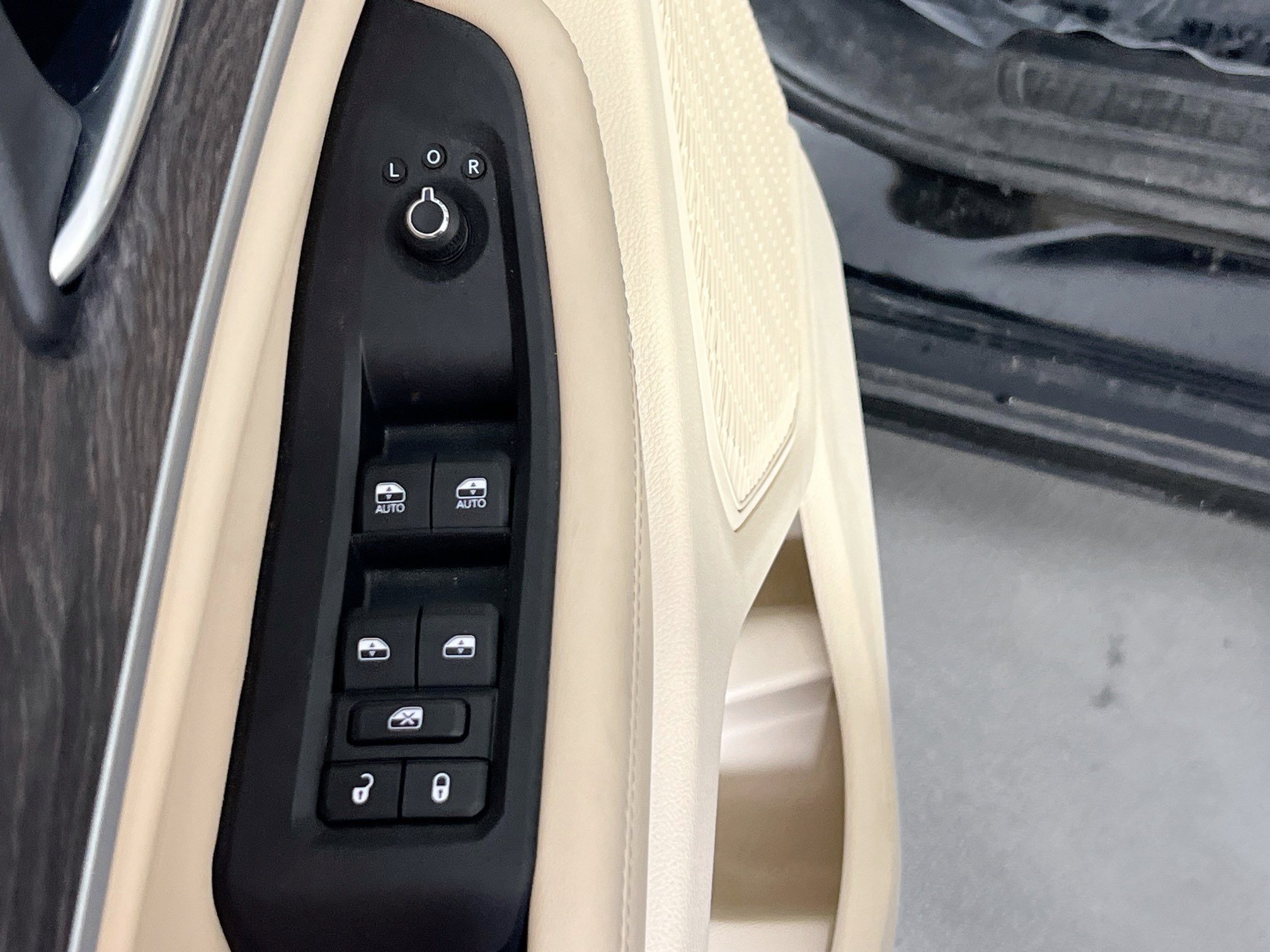 Used 2023 Jeep Grand Cherokee Limited w/ Luxury Tech Group II image 17
