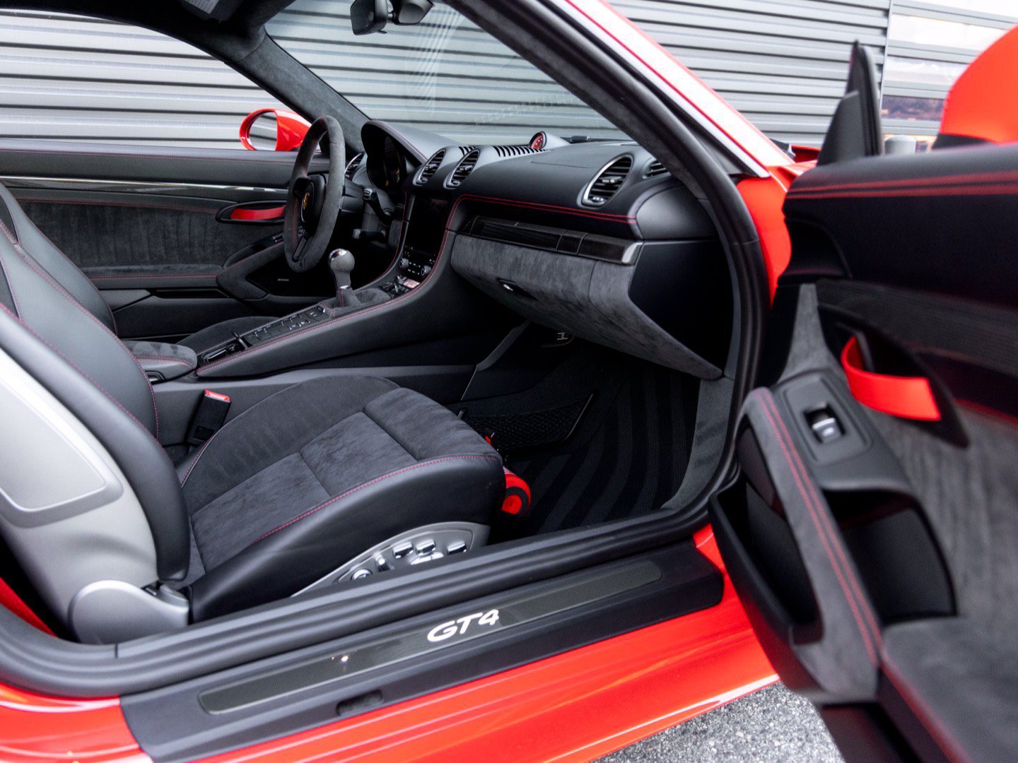 Certified 2020 Porsche 718 Cayman GT4 RWD image 31