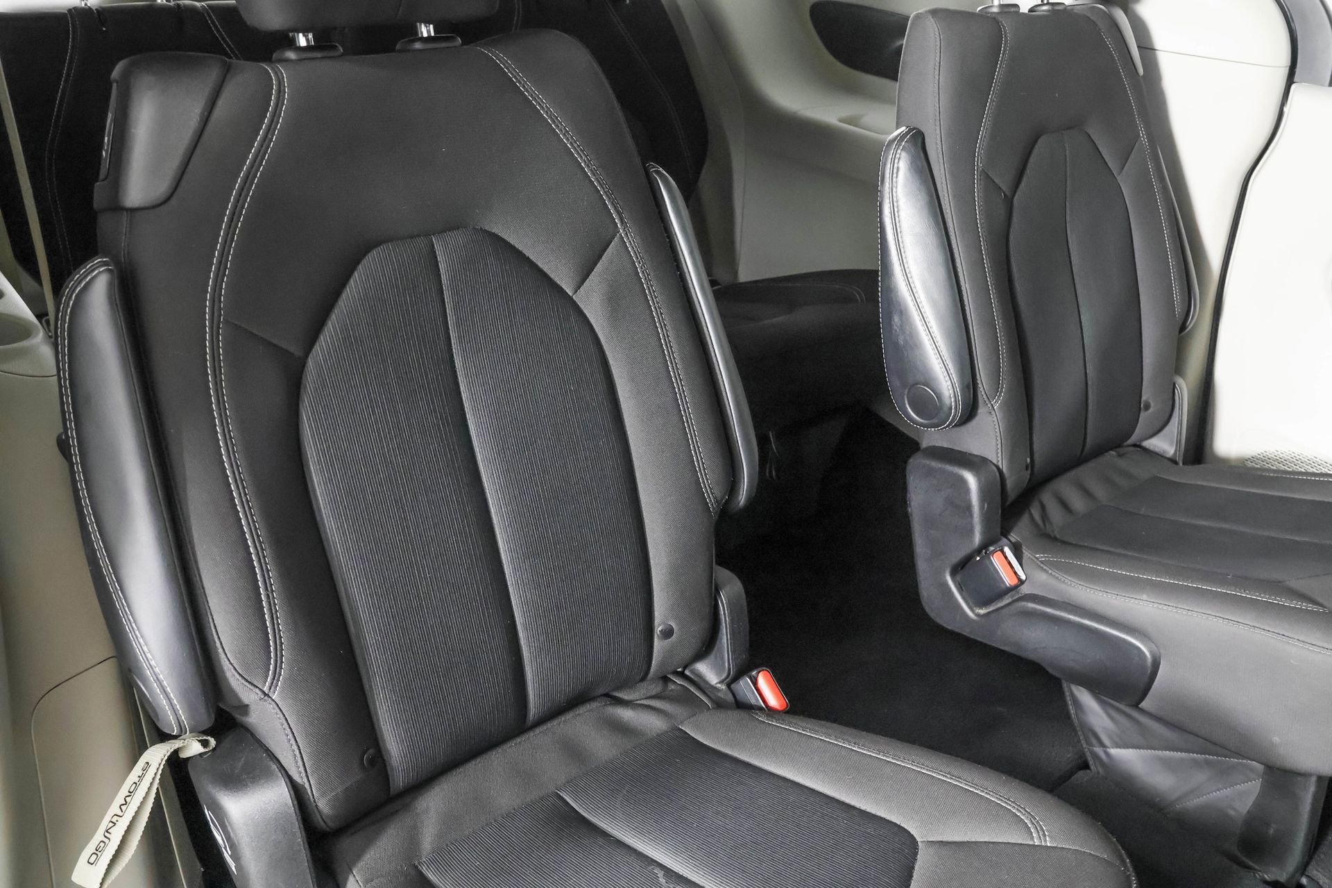 Used 2022 Chrysler Voyager LX image 40