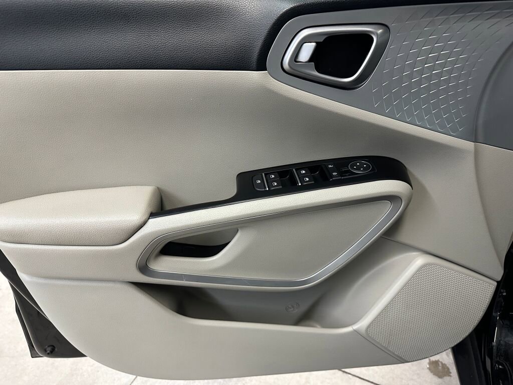 Used 2023 Kia Soul LX image 7