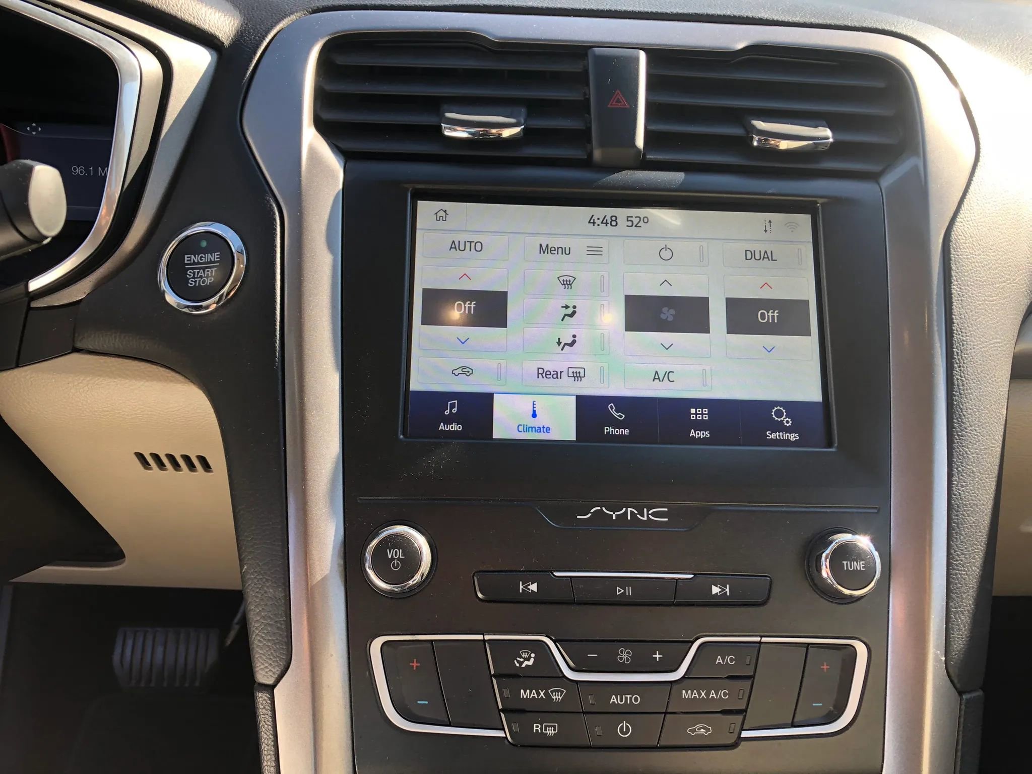 Used 2020 Ford Fusion SE FWD image 28