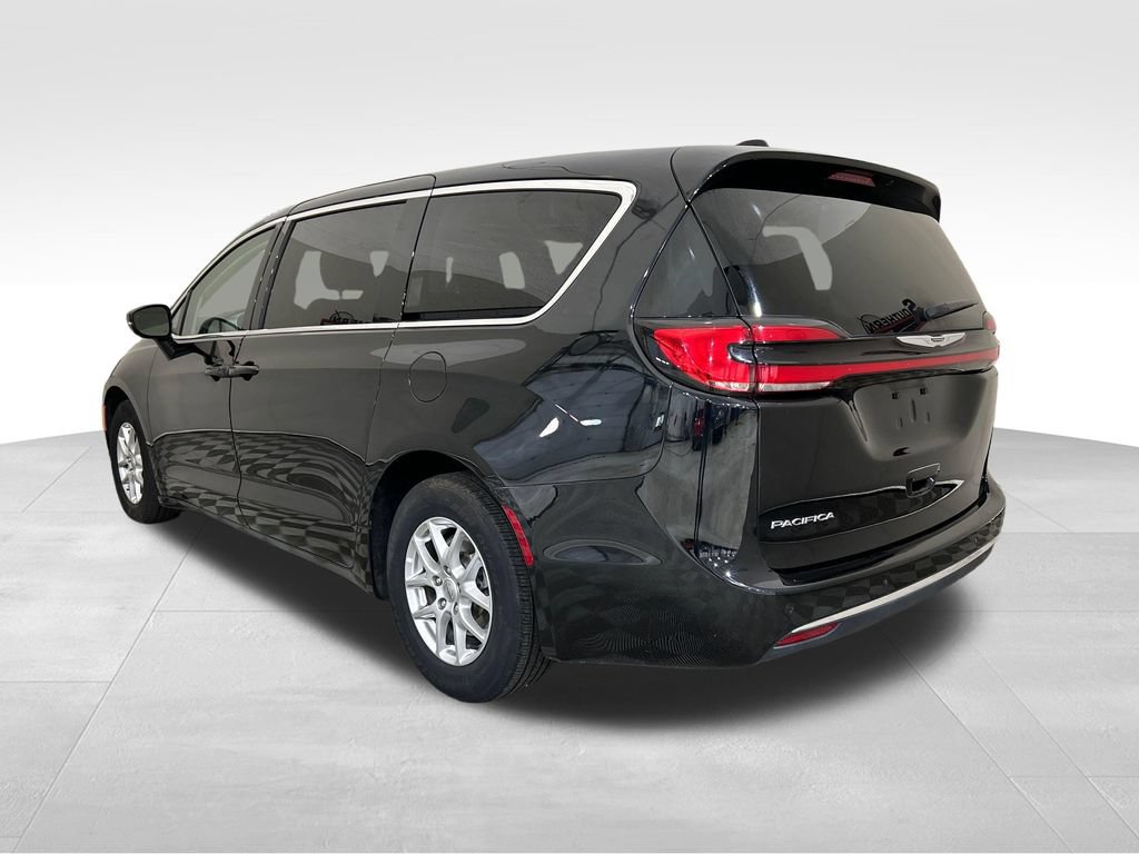 Used 2024 Chrysler Pacifica Touring-L FWD image 3