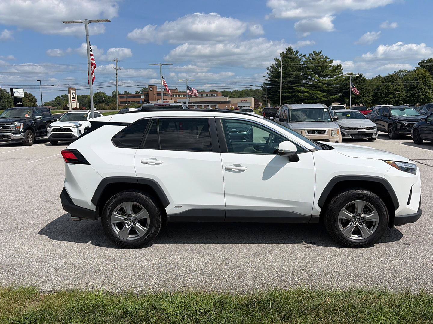 Used 2022 Toyota RAV4 XLE w/ Convenience Package AWD/4WD image 6