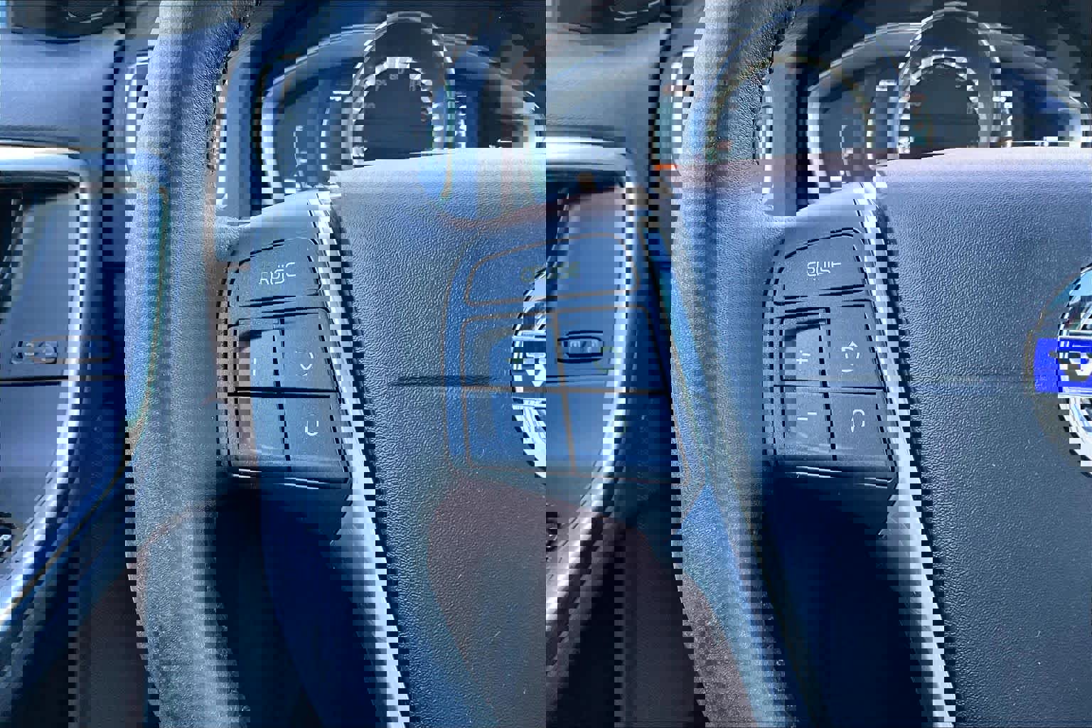 Used 2017 Volvo V60 T5 Cross Country w/ Convenience Package image 23