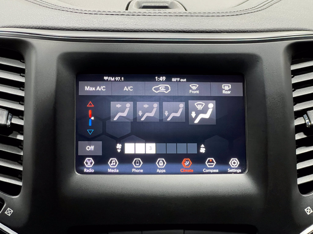 Used 2019 Jeep Cherokee Latitude Plus FWD image 26