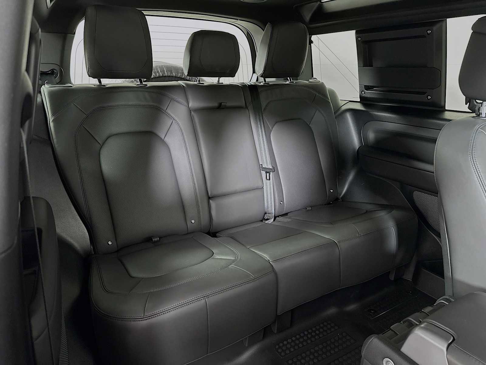 Used 2024 Land Rover Defender 90 Carpathian Edition image 27