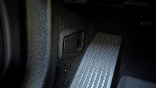 Used 2018 Volvo XC60 T6 R-Design w/ Convenience Package image 33