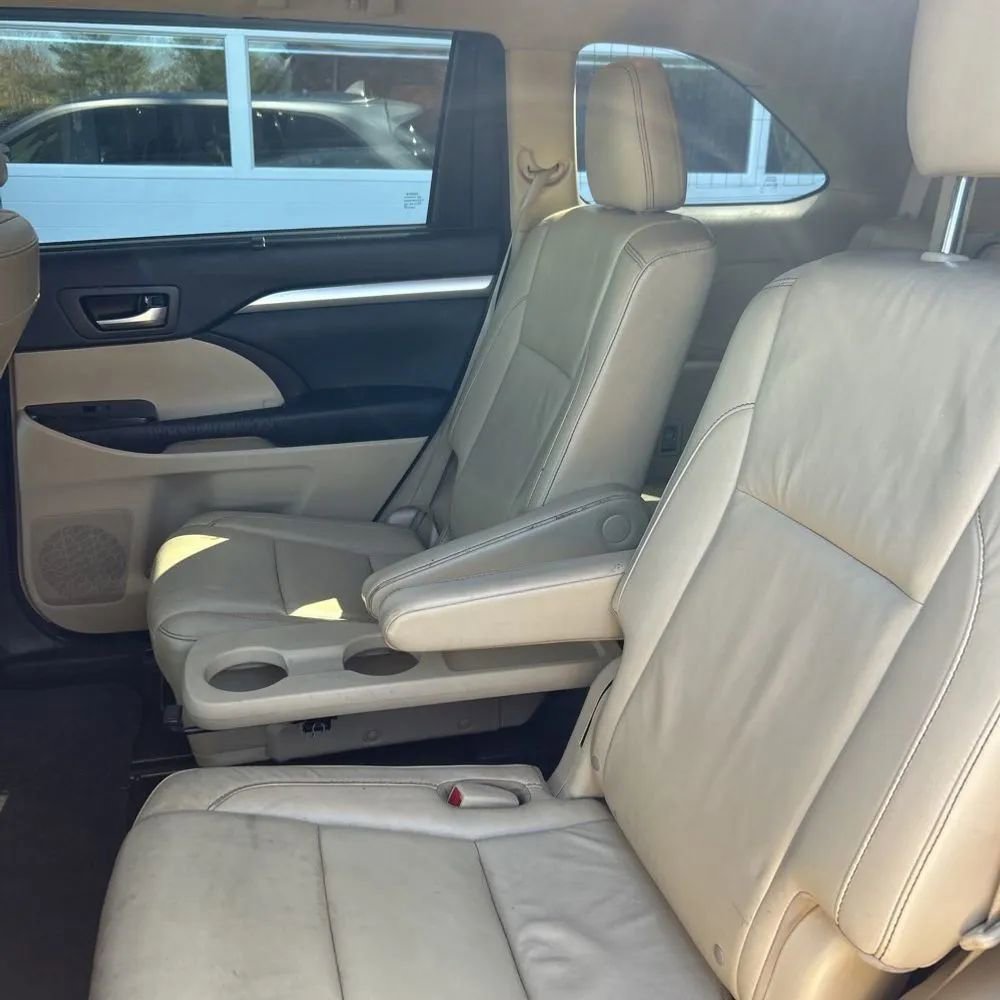 Used 2016 Toyota Highlander XLE AWD/4WD image 18