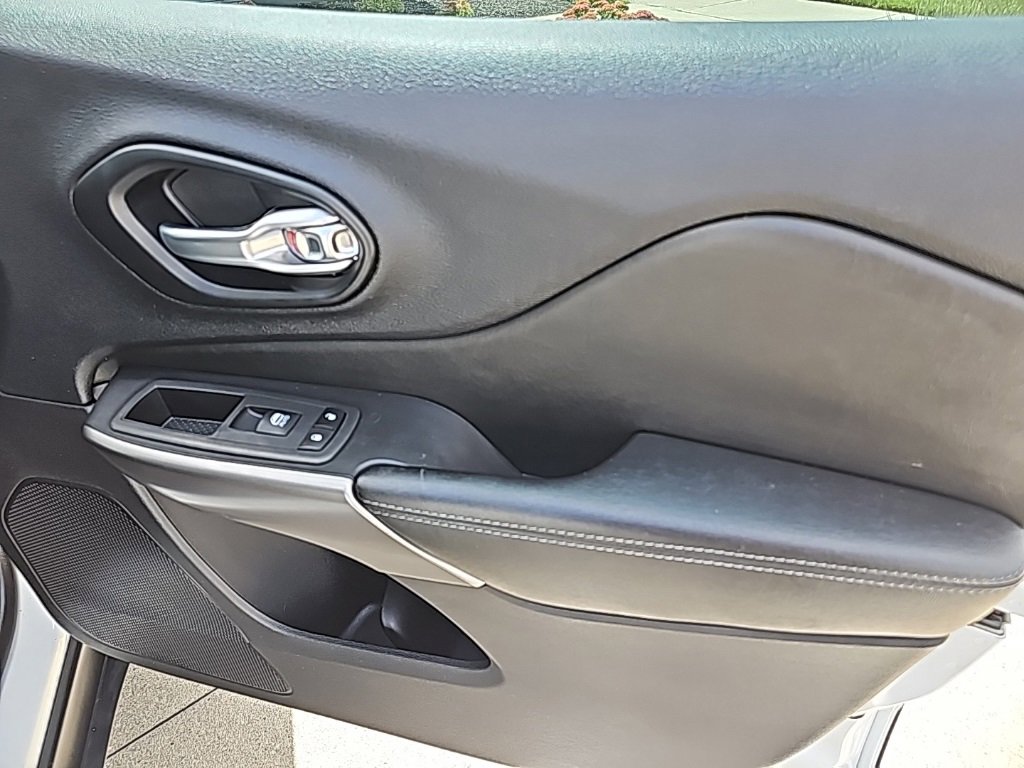 Certified 2021 Jeep Cherokee Latitude Plus w/ Sun & Sound Group image 25