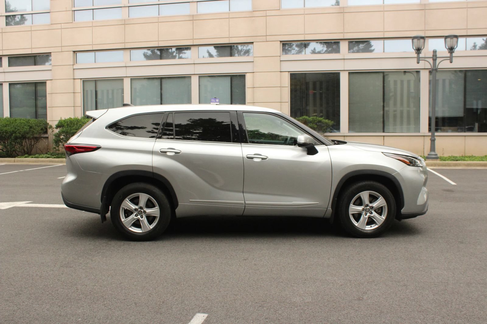 Used 2022 Toyota Highlander L AWD/4WD image 6