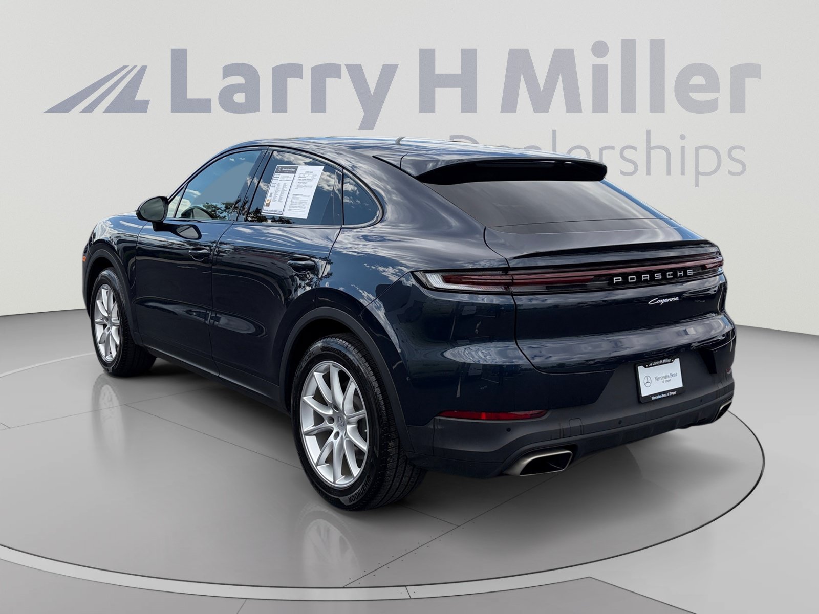 Used 2024 Porsche Cayenne Coupe AWD/4WD image 3
