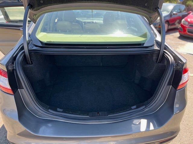 Used 2014 Ford Fusion SE w/ Equipment Group 202A FWD image 9