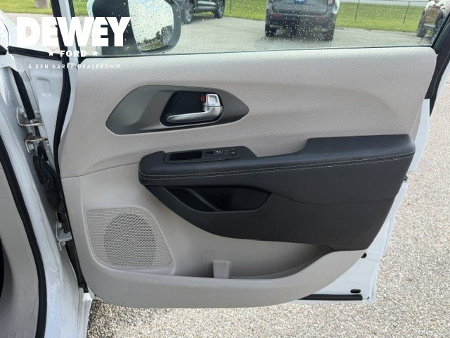 Used 2023 Chrysler Pacifica Touring-L FWD image 33