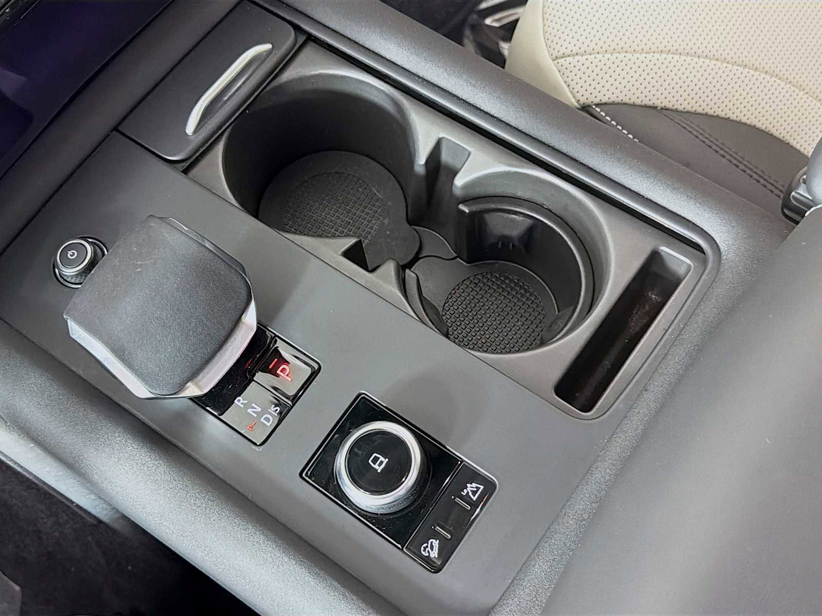Used 2025 Land Rover Discovery Metropolitan Edition image 17