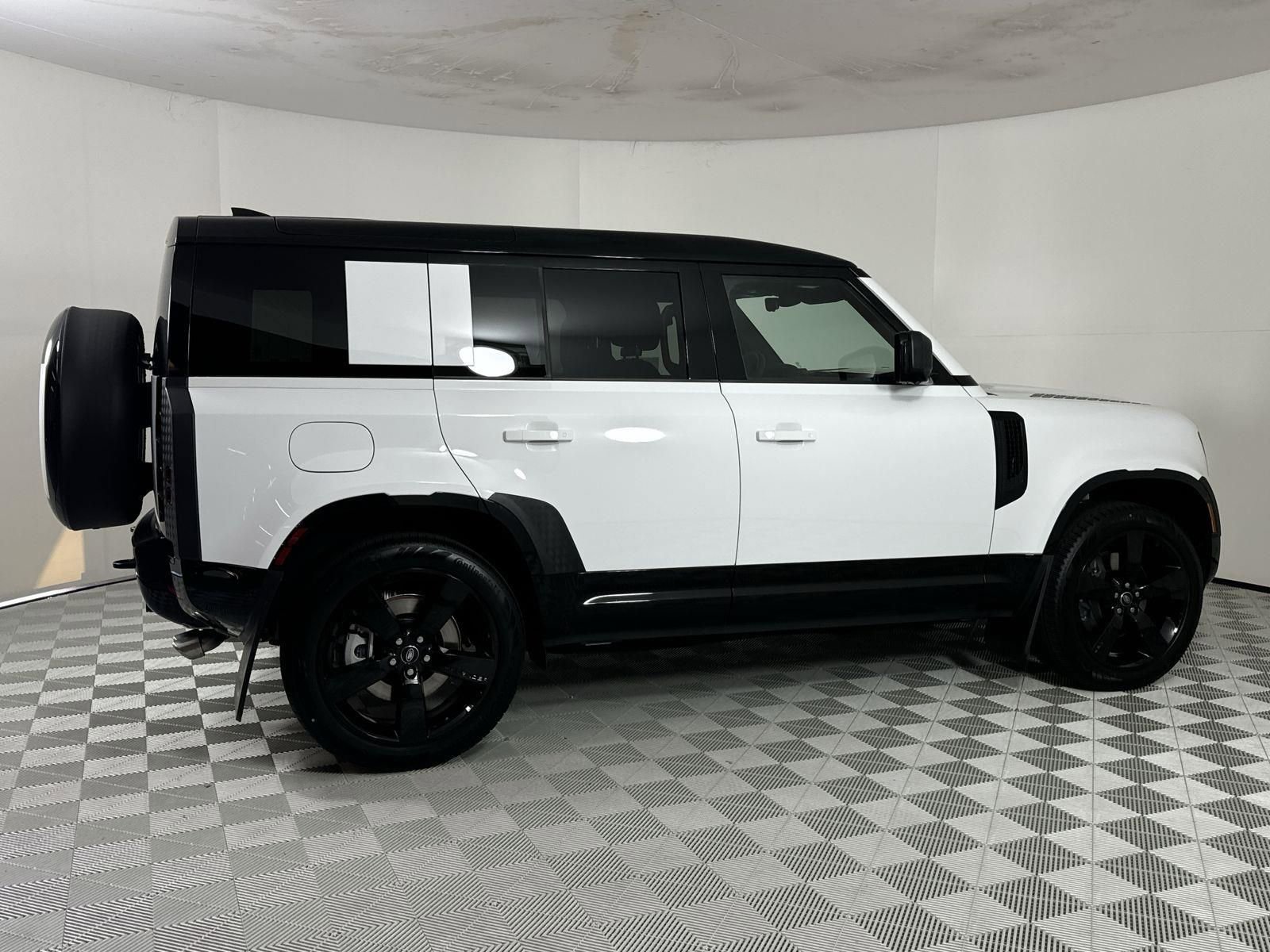 Used 2025 Land Rover Defender 110 X-Dynamic SE image 6