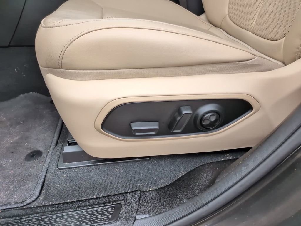 Used 2025 Jeep Grand Cherokee L Limited w/ Luxury Tech Group II image 22