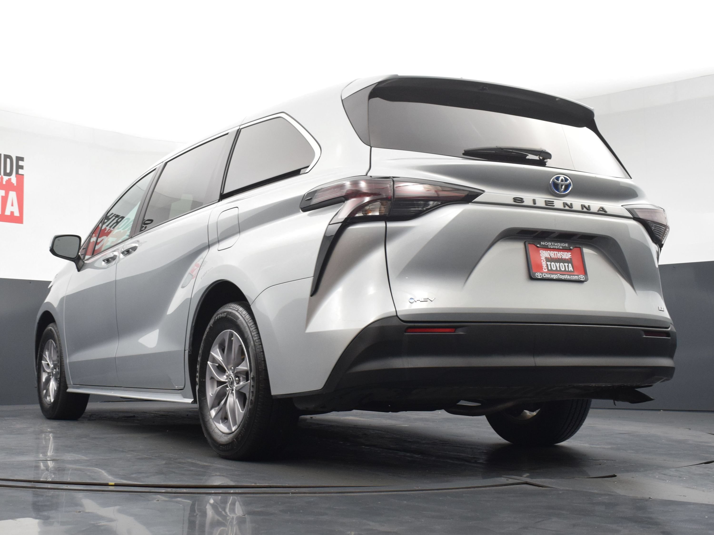 Used 2025 Toyota Sienna LE FWD image 28