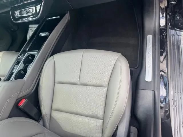 Used 2025 Lincoln Corsair AWD w/ Jet Appearance Package image 15