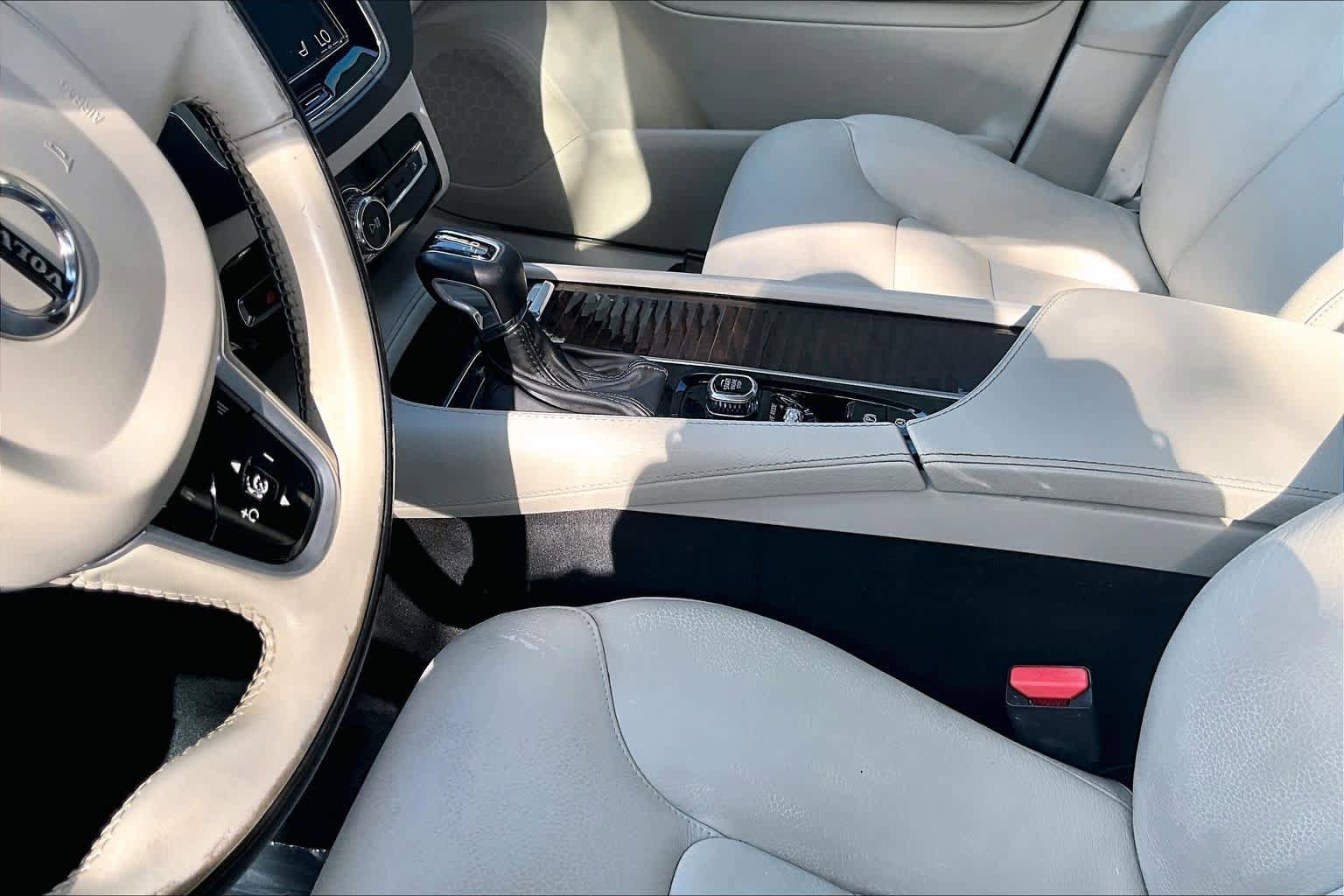 Used 2019 Volvo XC90 T5 Momentum w/ Protection Package FWD image 17